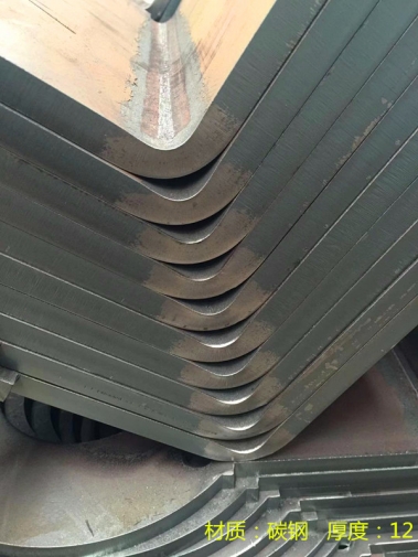 LVD大型折弯设备轻松折12cm碳钢板